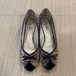 Super cute animal print kitten heel!